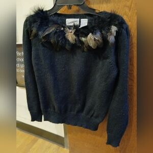 COMPATIBLE black sweater w/ feather collar